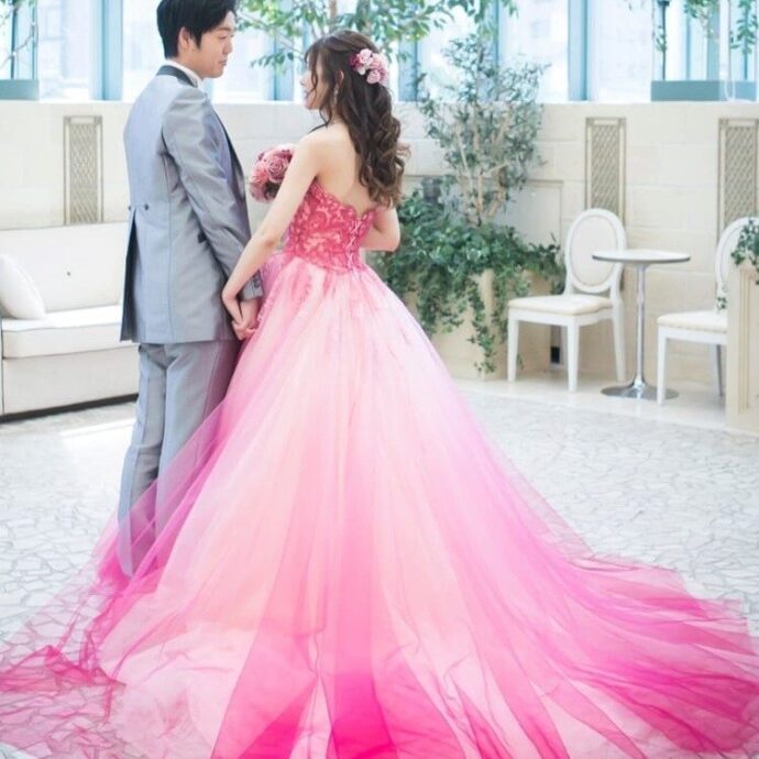 結婚式のお色直しで選びたい♡美しいグラデーションのカラードレス10選 